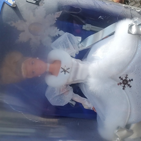 Cinderella Barbie Doll,1996 - Picture 9 of 9